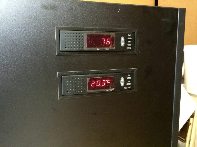 Digitalanzeige in der Lichtblende für Luftfeuchtigkeits- und Temperaturmessung-/steuerung
